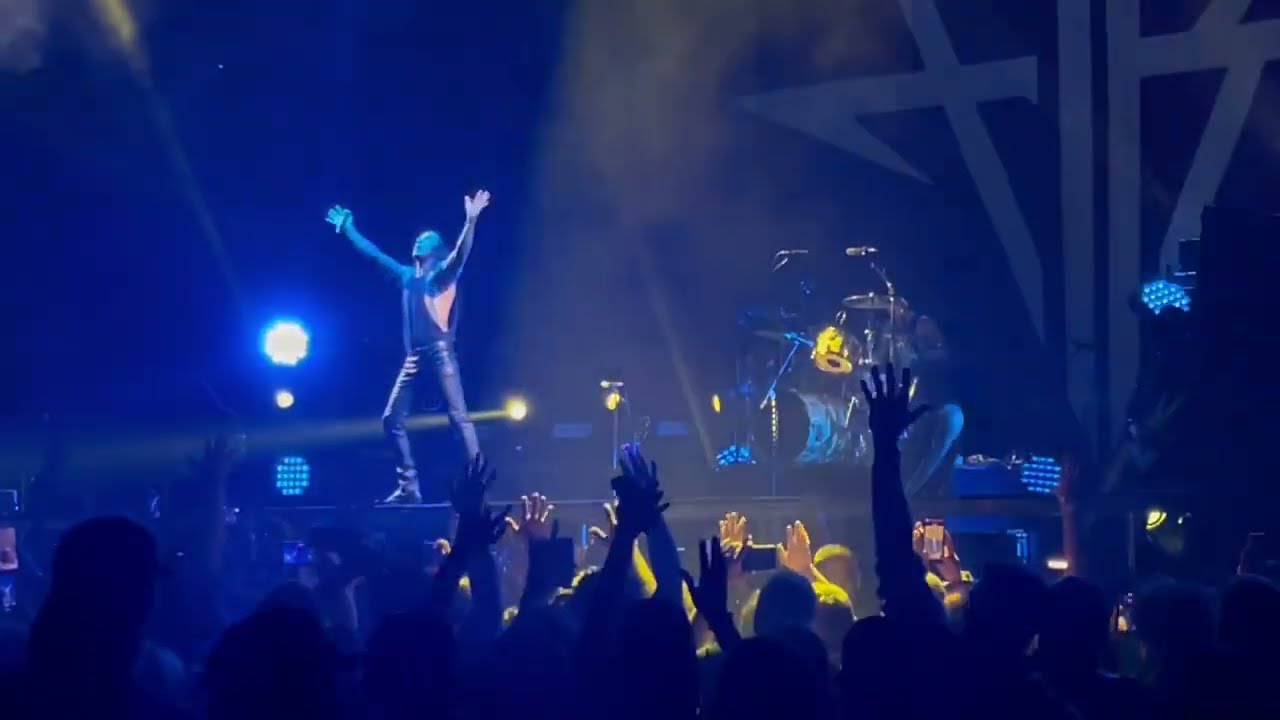 FALLING IN REVERSE Performs I'M NOT A VAMPIRE Hot Rock from Ronnie & Max at the Kia Center Orlando