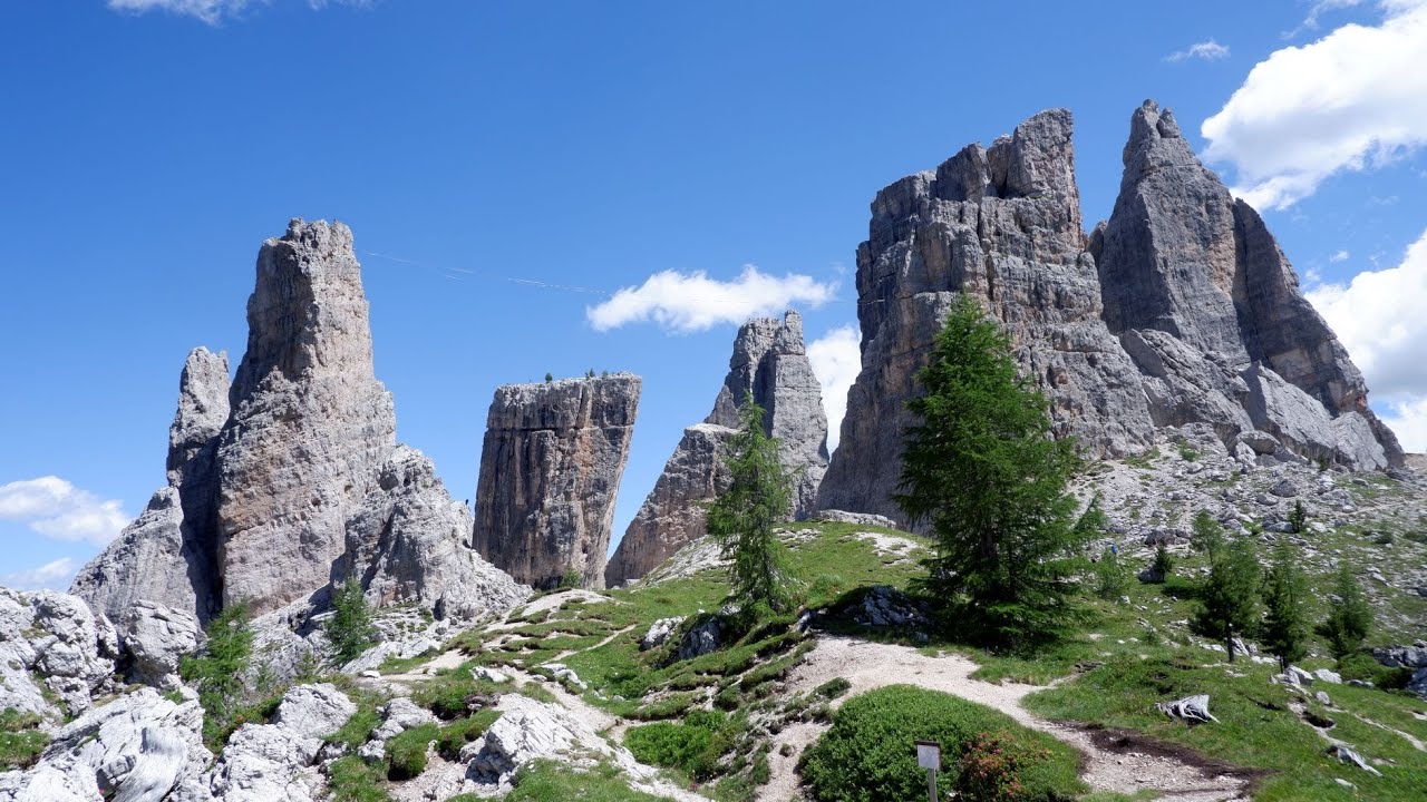 Dolomity. Cinque Torri z lotu ptaka.