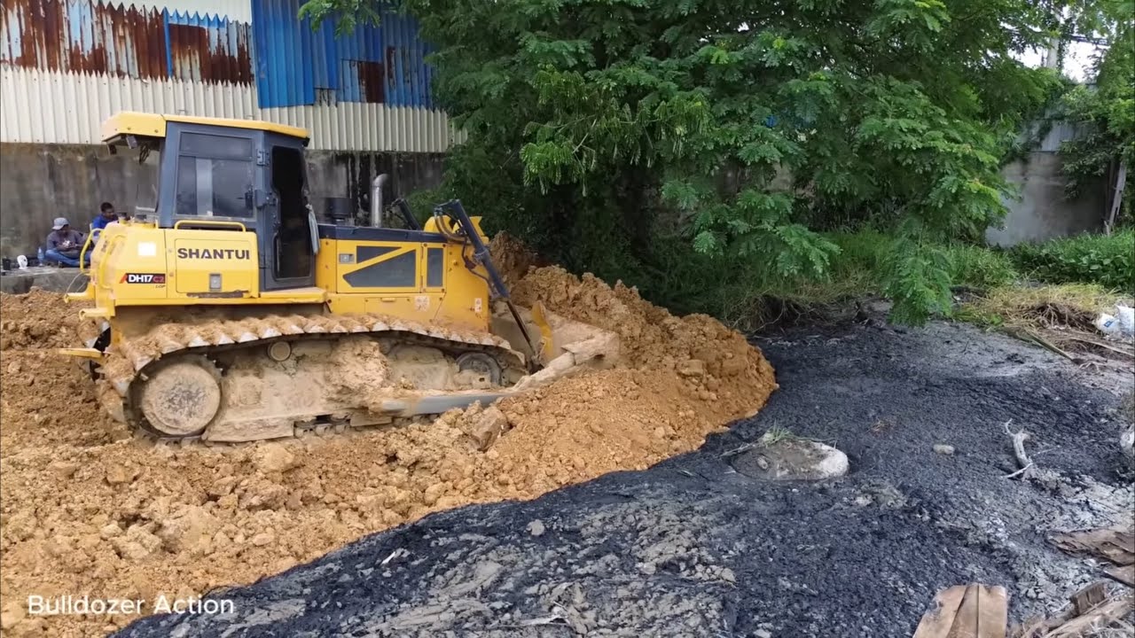 Skill SHANTUI Bulldozer moving dirt push soil rock to make a new road with dump truck 25T 