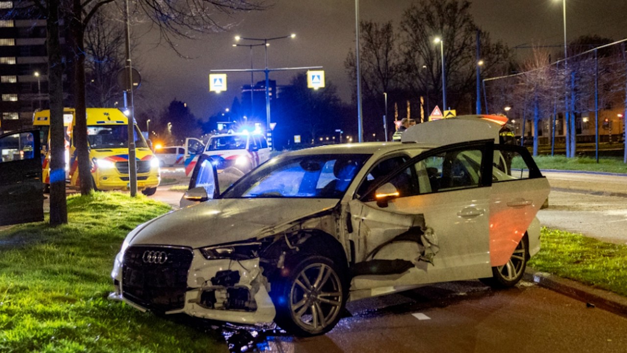Automobilist crasht na kilometers lang spookrijden op Burgemeester van Haarenlaan