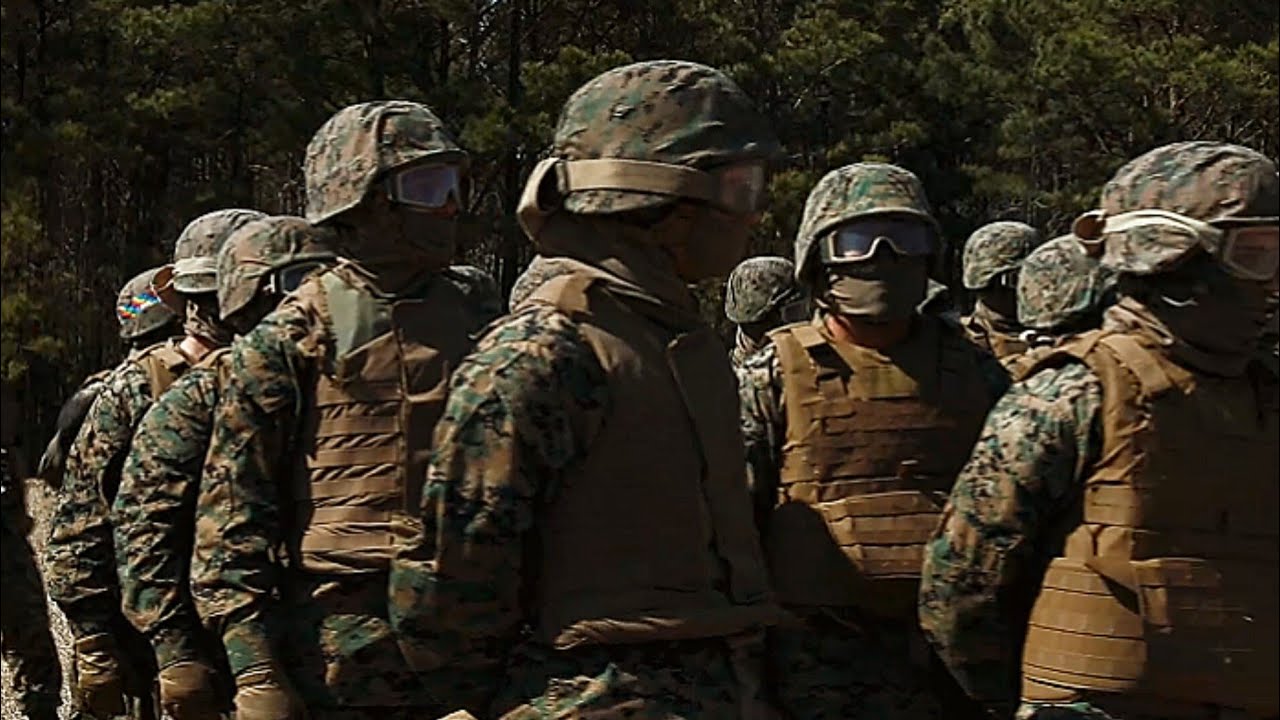 US Marines with the Logistics Operations School conduct helicopter support team training