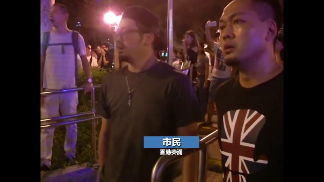 香港愤怒市民质问警察能不能做一点人该做的事