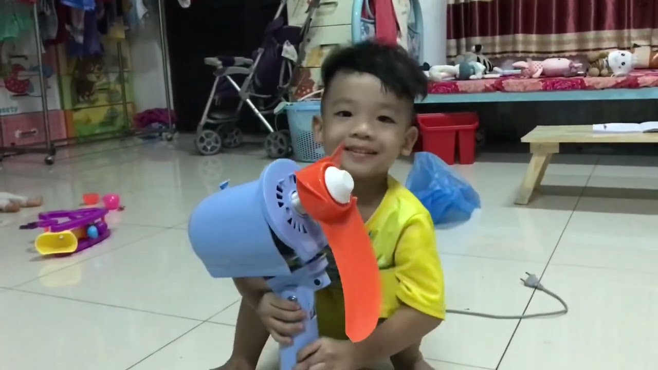 Quạt quay bị gãy cánh của bé Vĩ