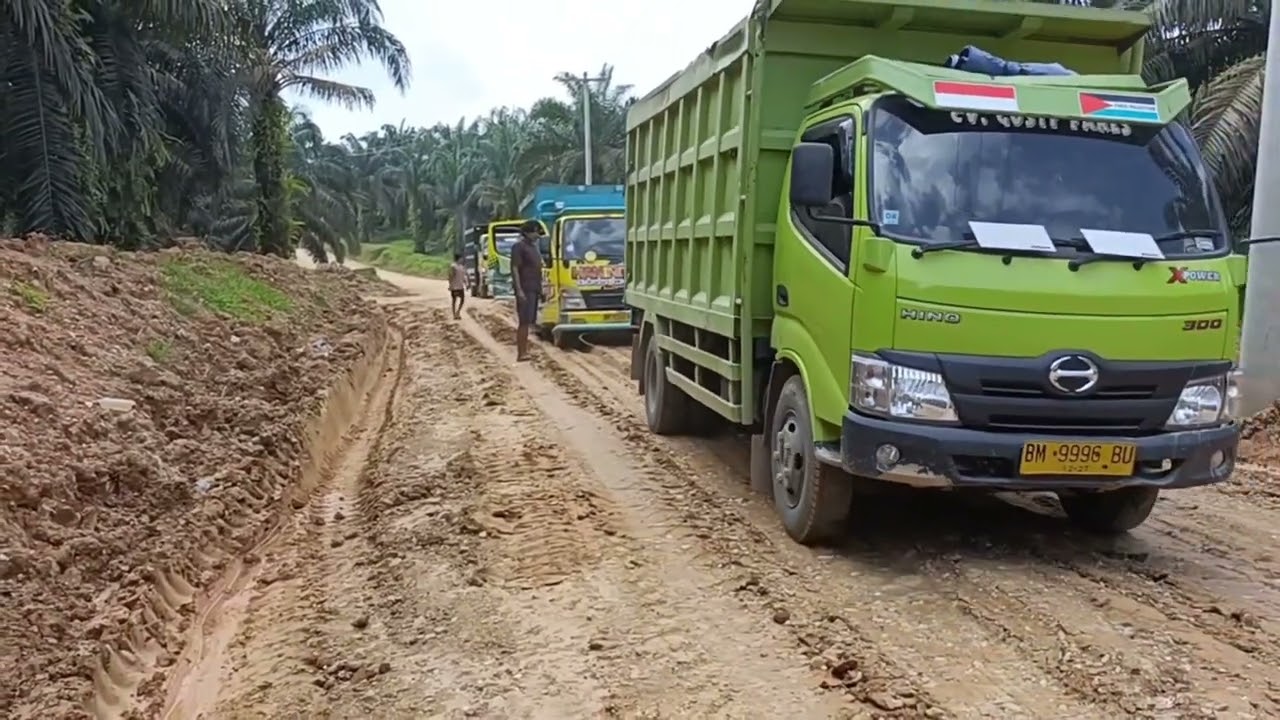 Jalan lunak..!!truk muatan batu benam gas