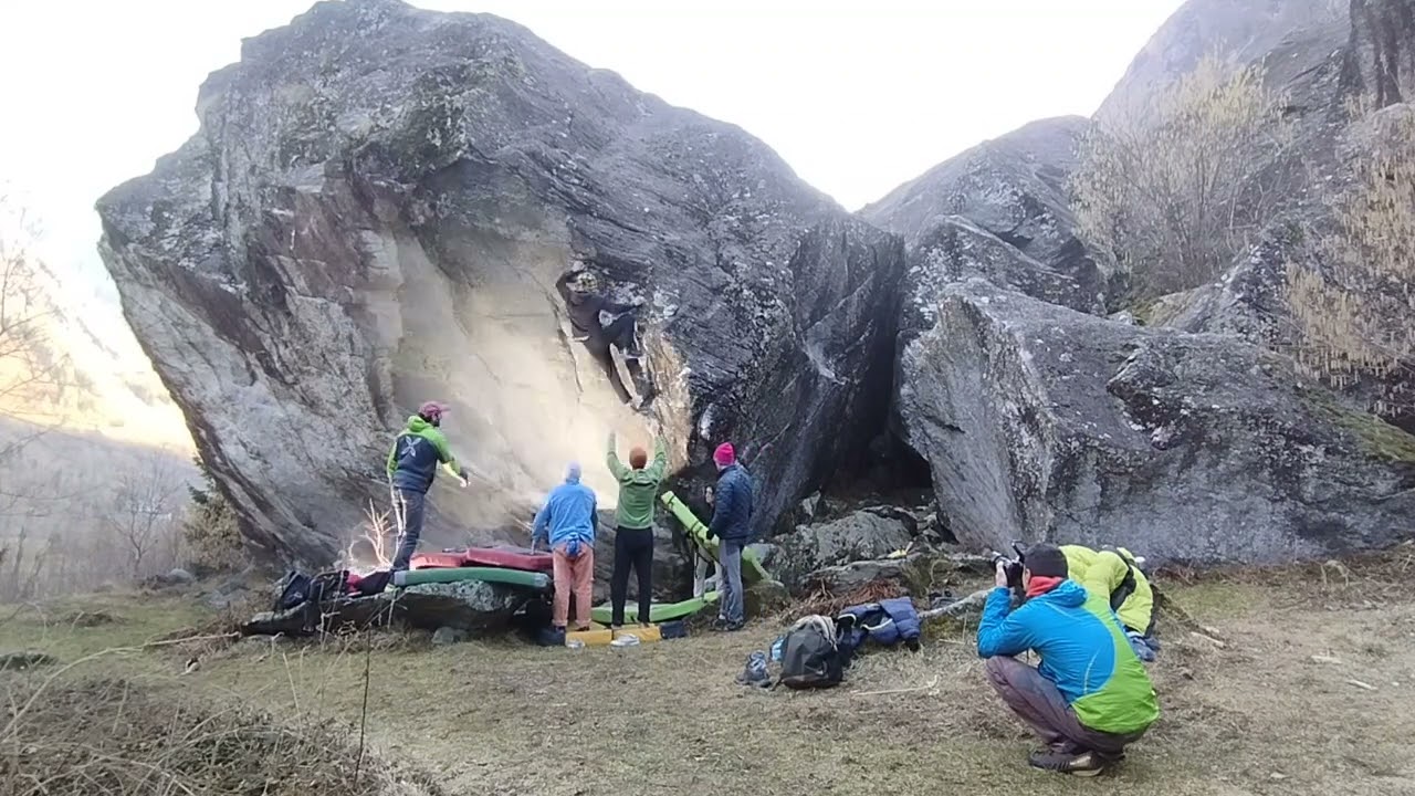 Cadi e muori 7a+ lo scivolo Valmasino boulder