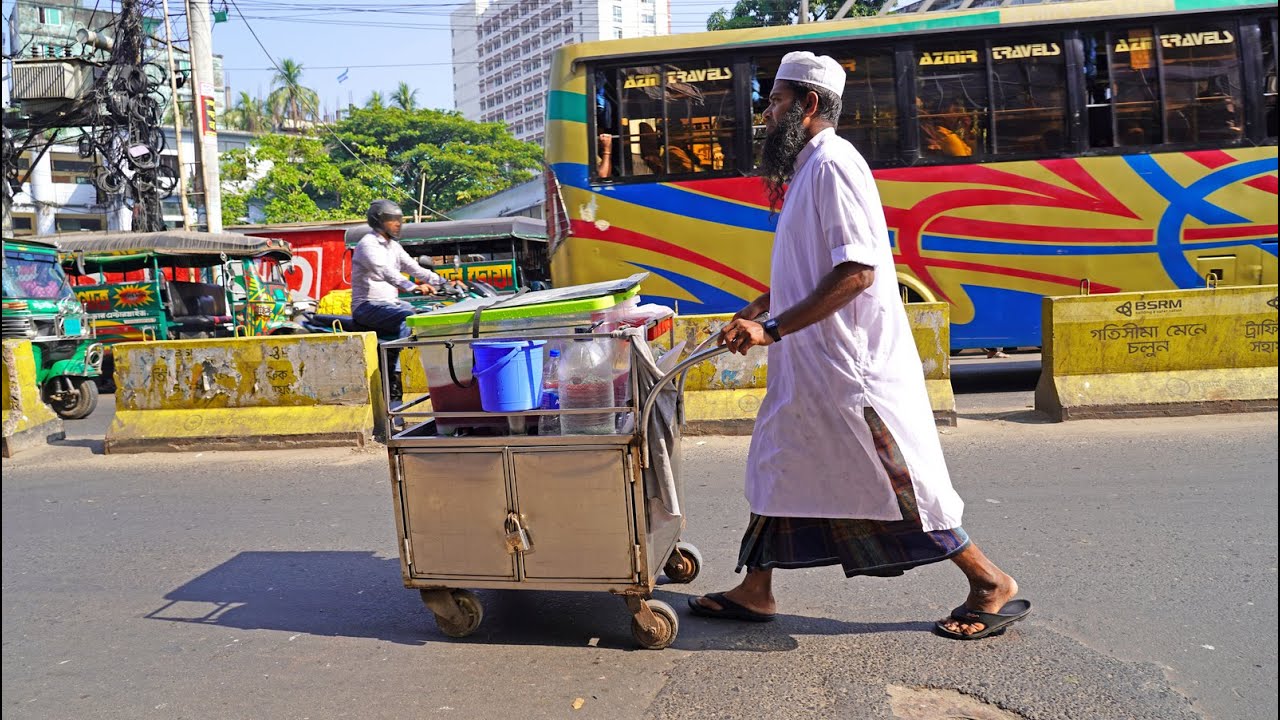 This Walking Man Made a Unique Juice from Middle Eastern and Asian Fruits | Bangladeshi Street Food