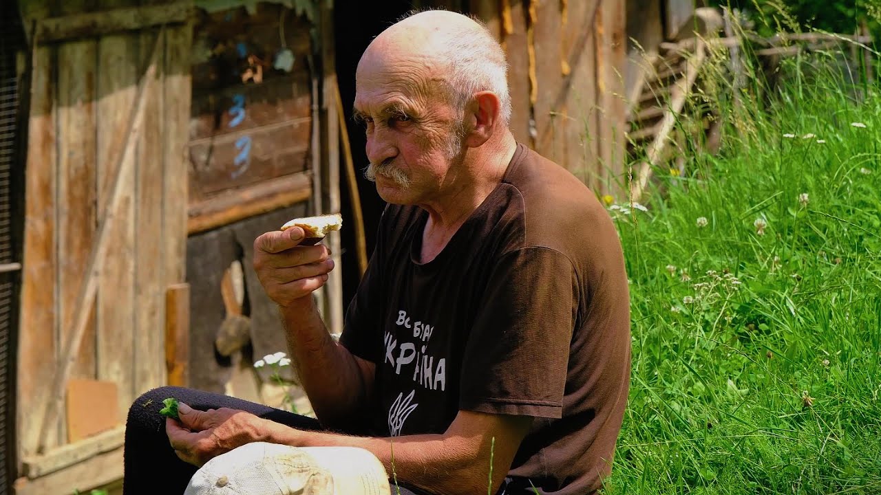 Ему 76 лет, он живет в горах и ходит больше, чем обычно.