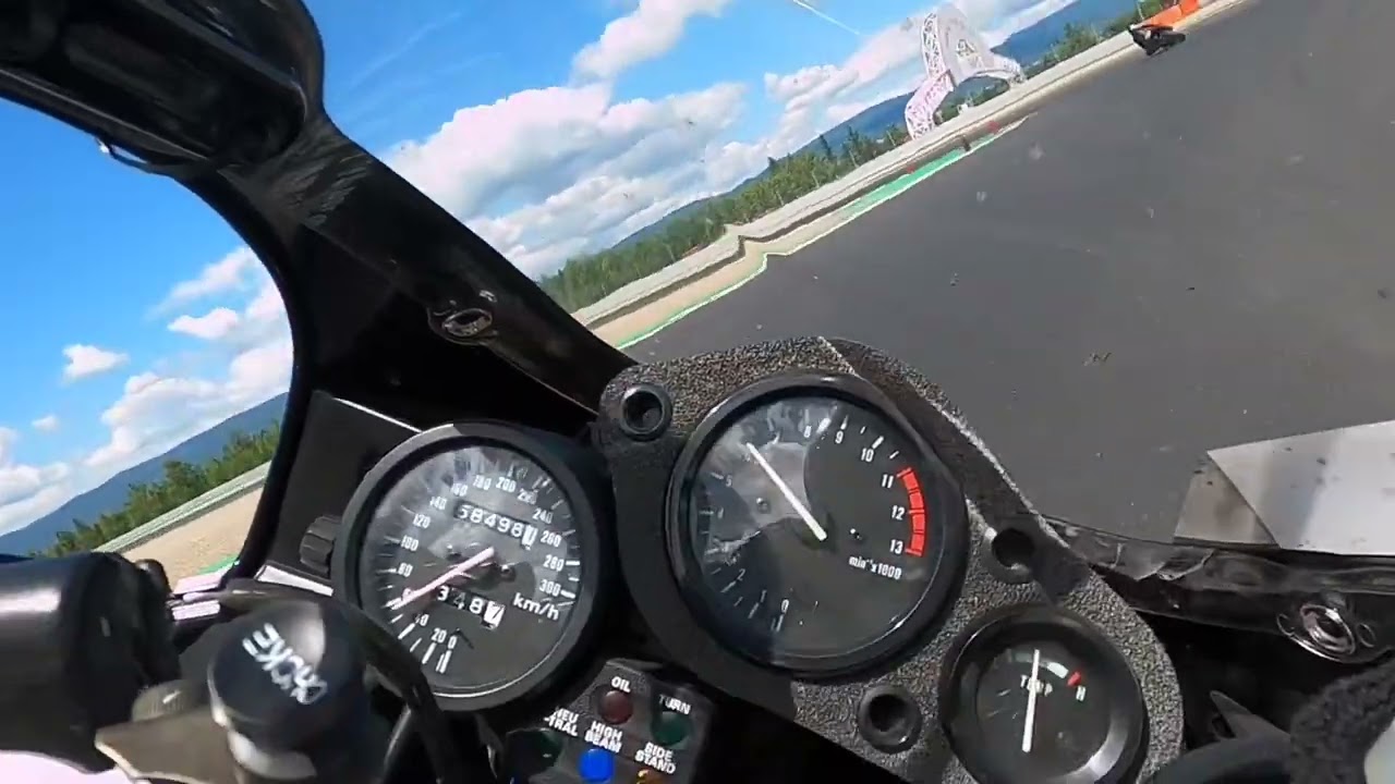 Zwei Runden Most im Juli 22 on Board meiner Honda Fireblade SC28