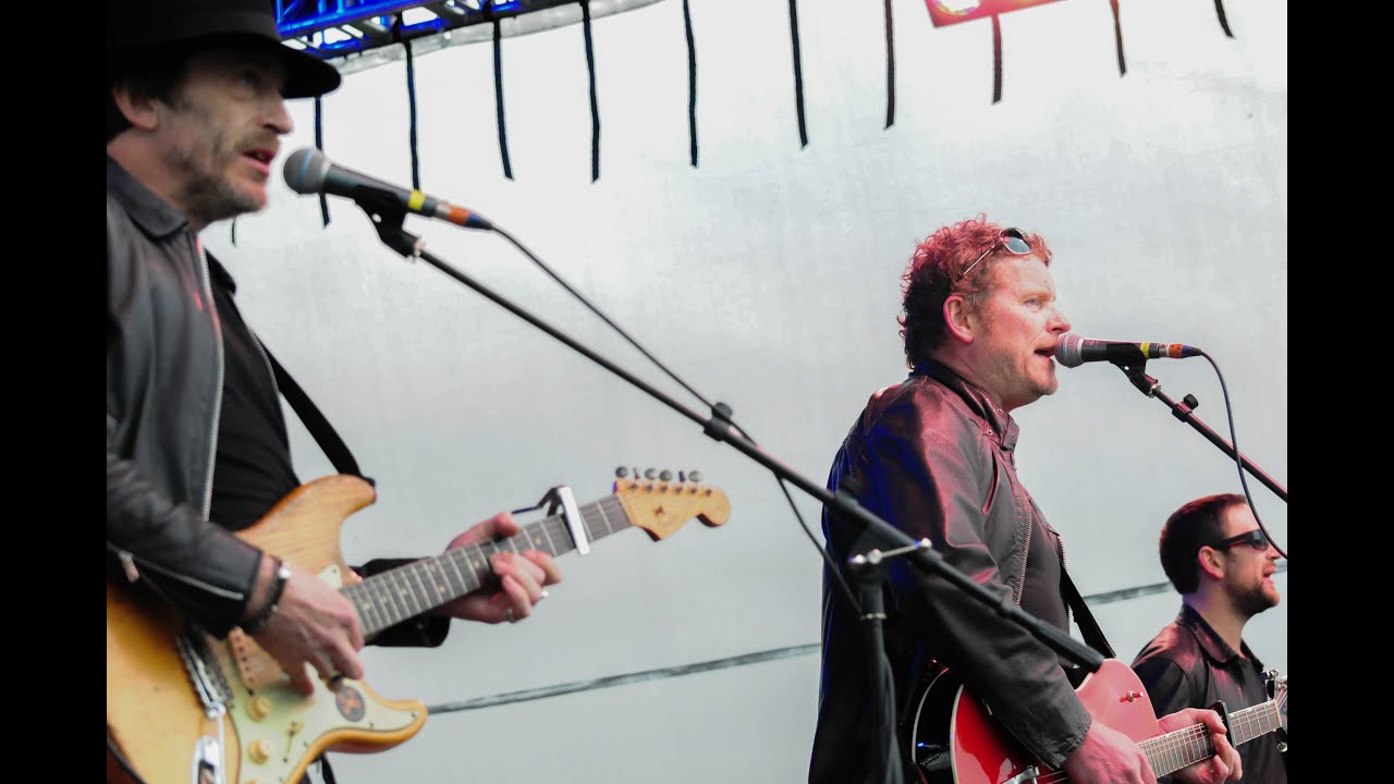 "In A Room" by Dodgy performed at LeeStock Music Festival 2015