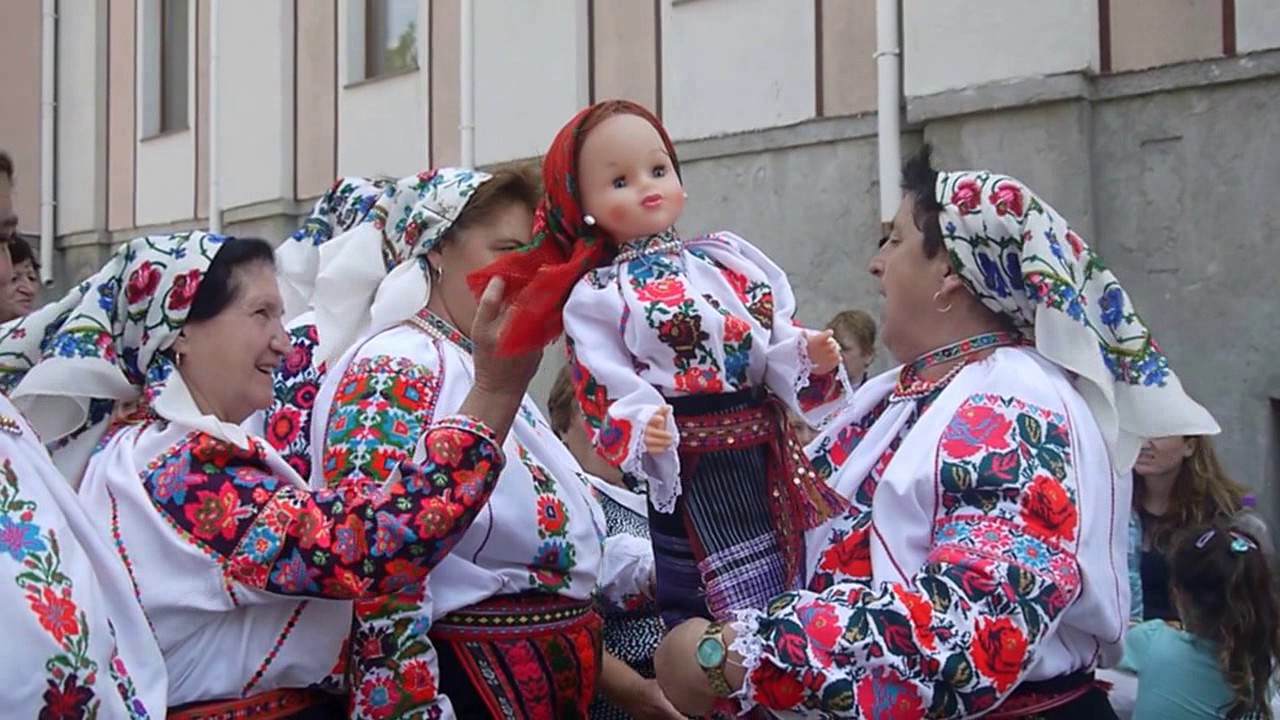 Csángó asszonyok énekelnek.
