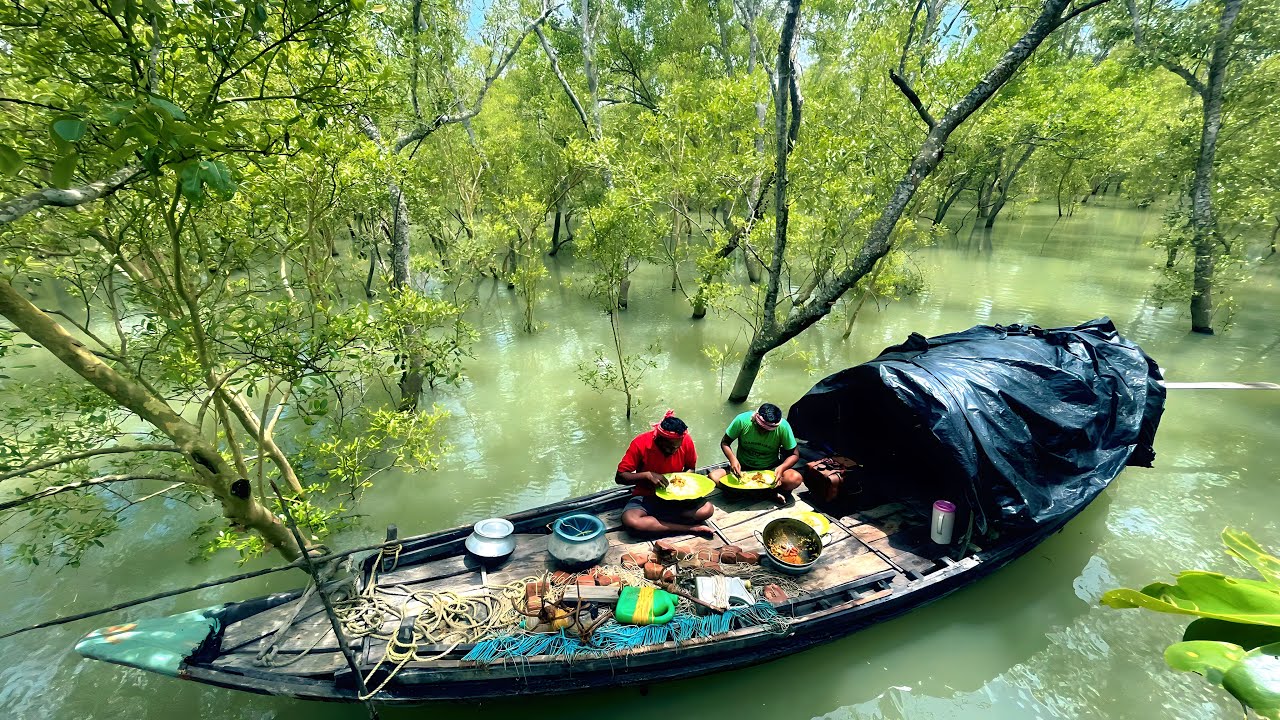 আজ সুন্দরবন নদীর উপরে প্রথমবার কাঁকড়া মালাইকারি খেলাম, সুন্দরবন নদীর কাঁকড়া ধরে!!!