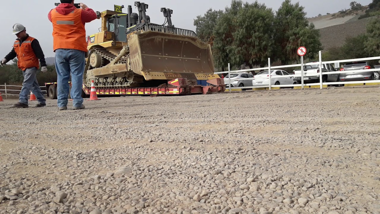 Carga de Bulldozer Caterpillar D10T en cama baja