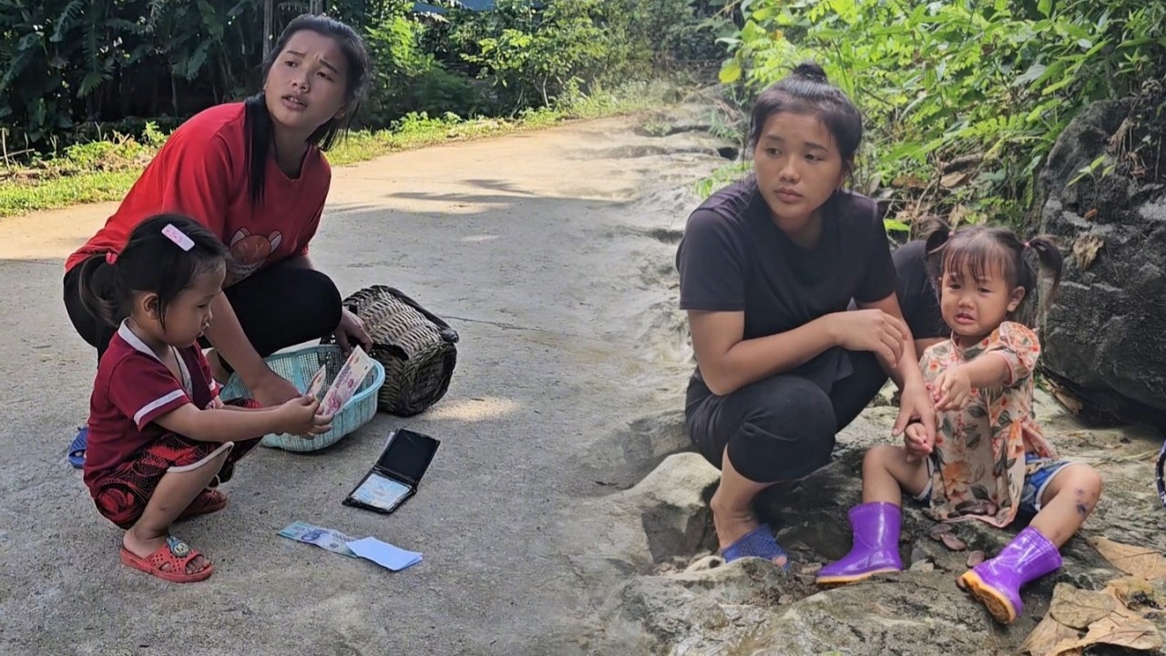 The mother and daughter were collecting snails, catching crabs, and picking up dropped money.
