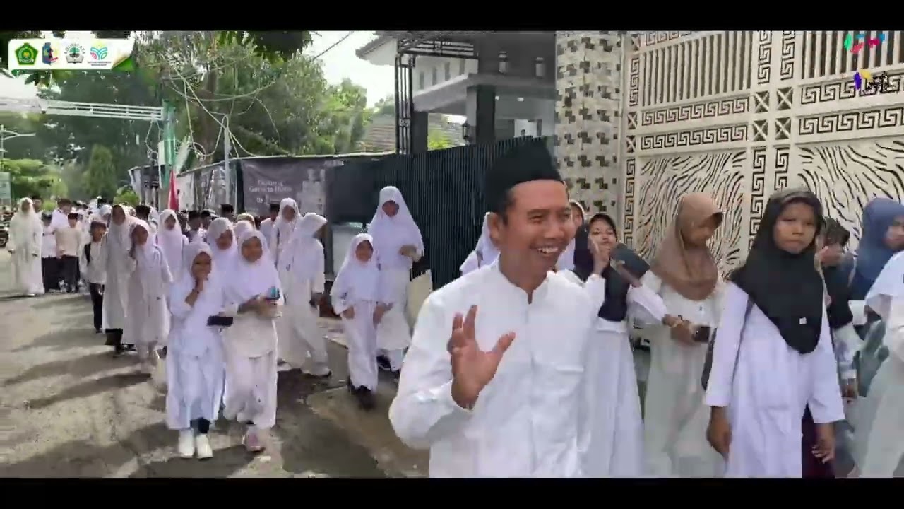 Pawai Ta’aruf dalam rangka memperingati Hari Santri Nasional 2025 MIN 1 Bojonegoro