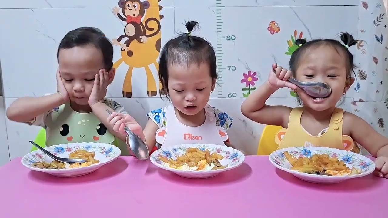 Chị em sinh ba vui đùa cùng nhau chờ mẹ nấu ăn 
