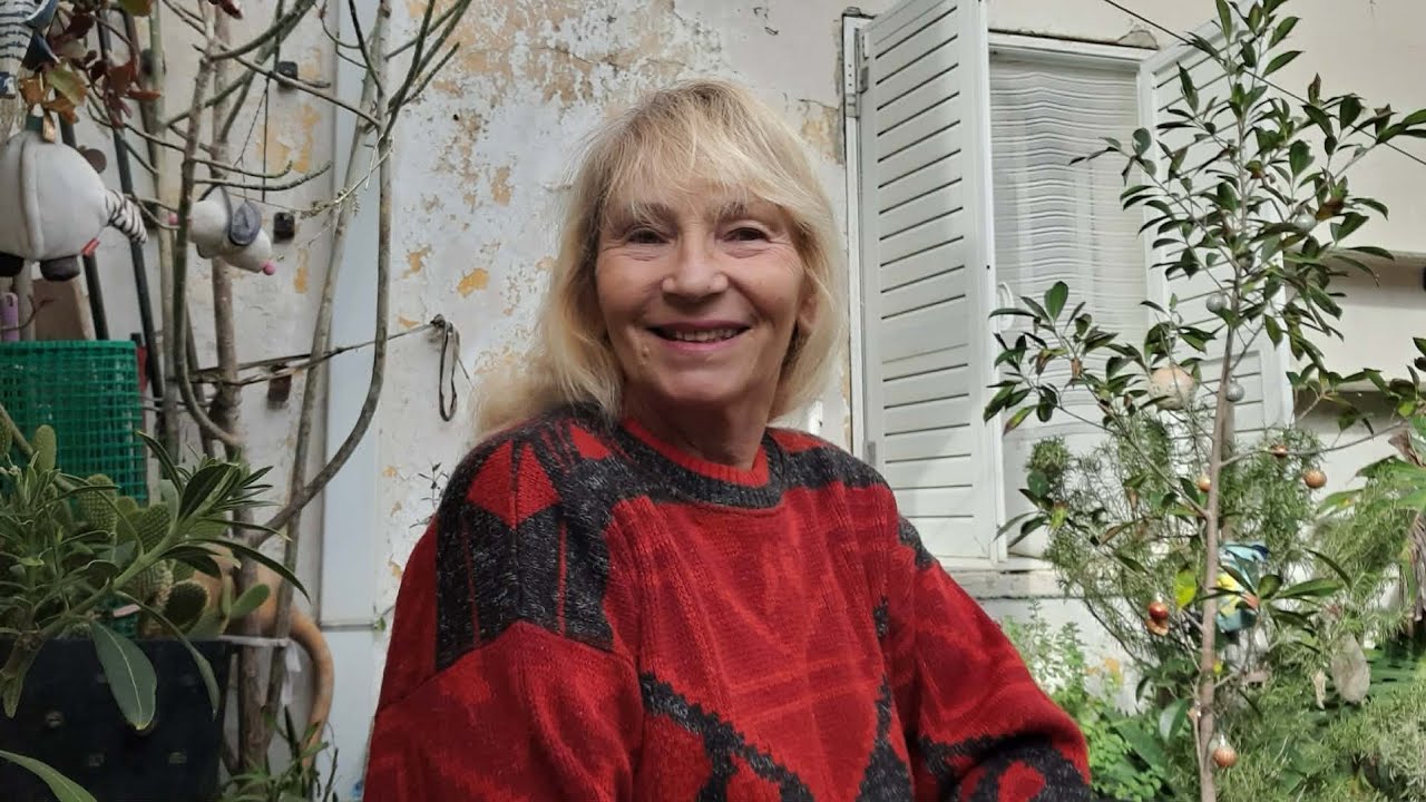 Claudia îl acuză pe Daniel că se îndepărtează, iar Roxana e geloasă pe Paula după apropierea de Sebi