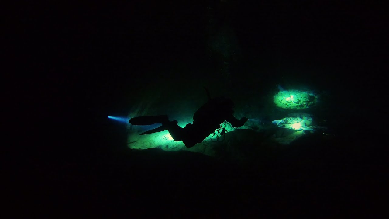 Plong&eacute;e au lac souterrain de Saint-L&eacute;onard / Diving in the underground lake of Saint-L&eacute;onard