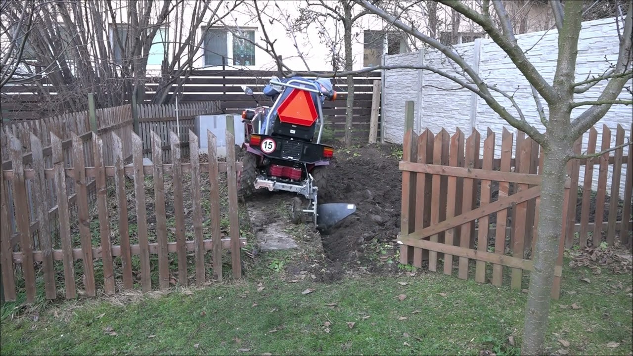 Jak orat na zahrádce 4x3m: Traktor mezi pažitkou a libečkem