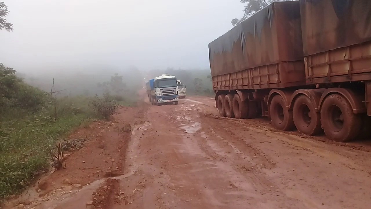 Serra molhada caminhões com dificuldades pra subir
