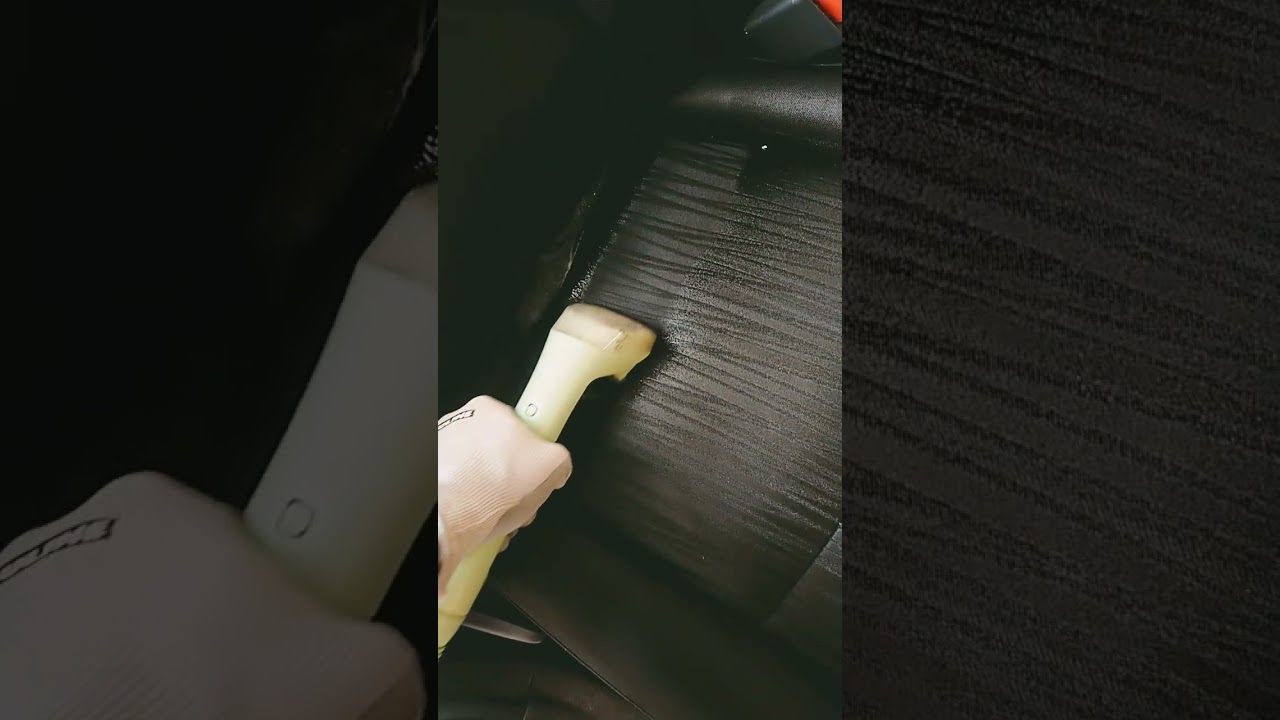 Мию салон машини миючим пилососом