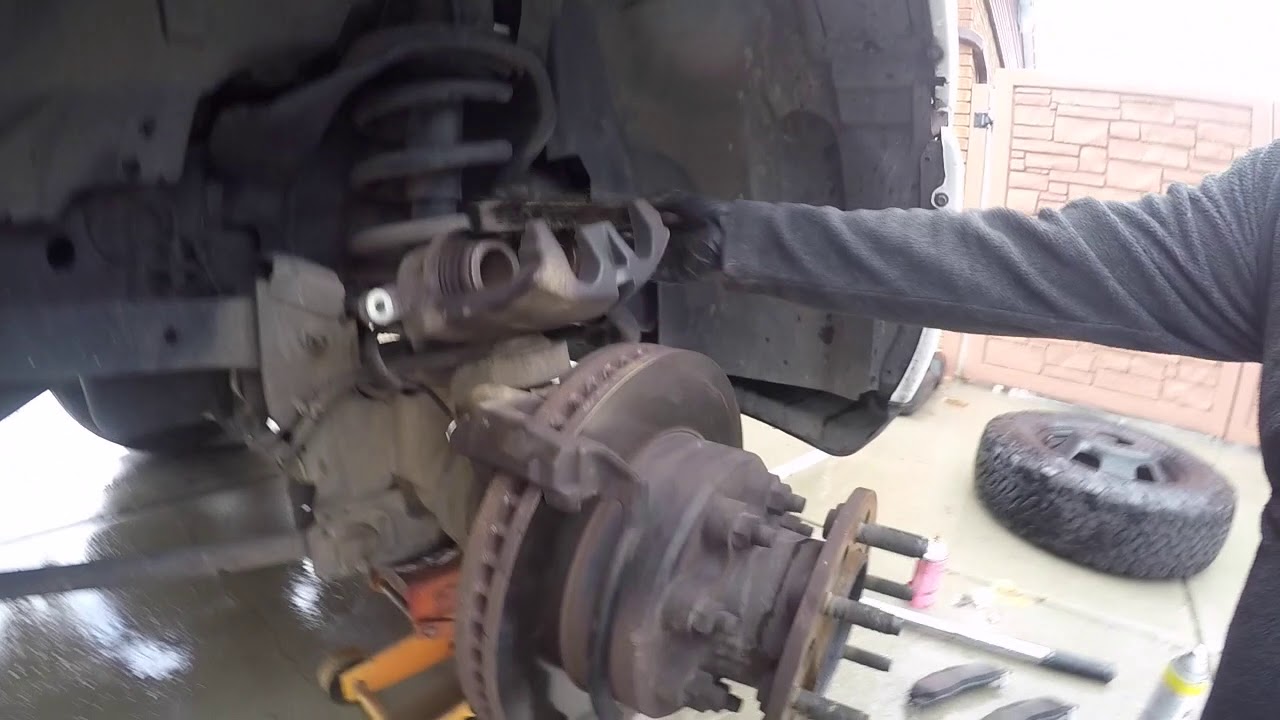 Como remplazar las balatas delanteras de Ram 3500 (parte1)
