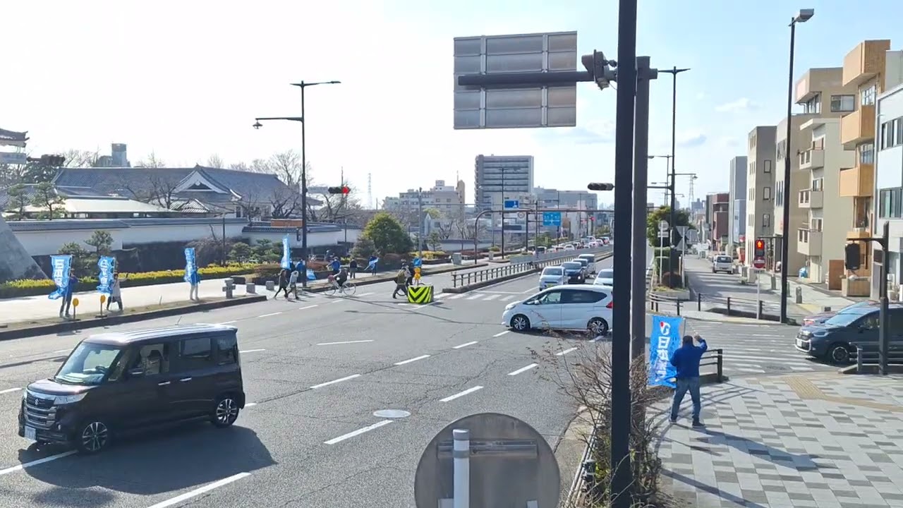 岡崎城(岡崎城公園)前にて日本保守党ボランティアによる日本保守党旗見せの政治活動