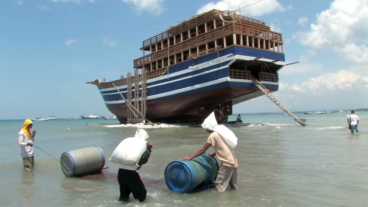 HUGE WOODEN BOAT BUILT BY HAND! In Tana Beru, South Sulawesi (Indonesia)