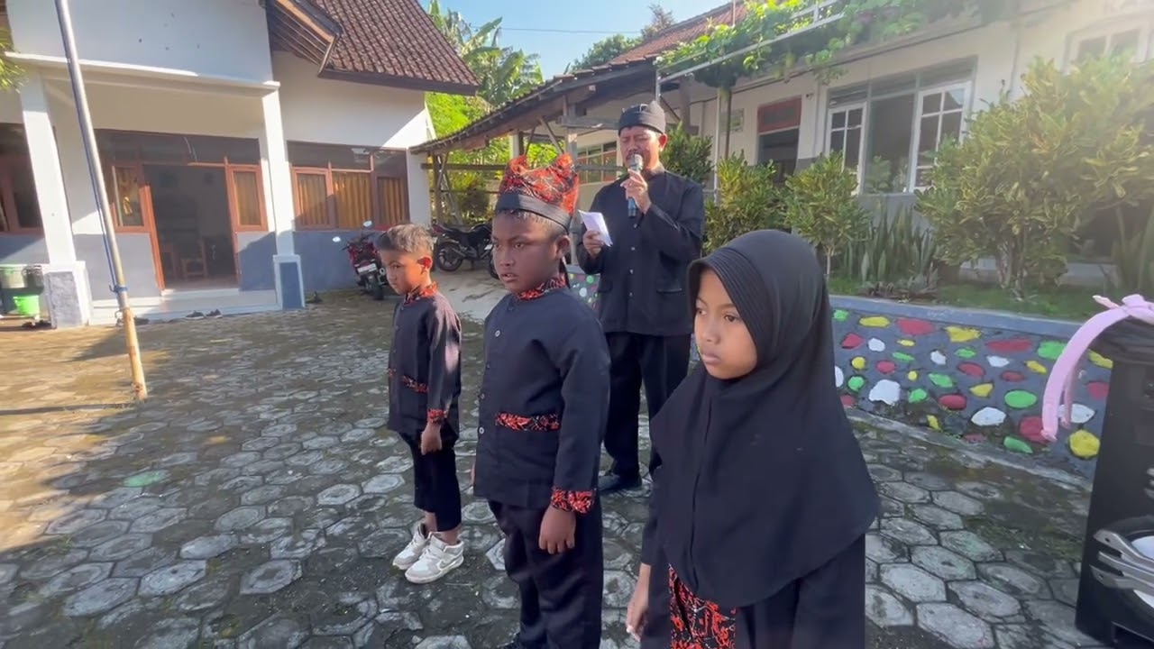 UPACARA MEMPERINGATI HARI GURU TAHUN 2025