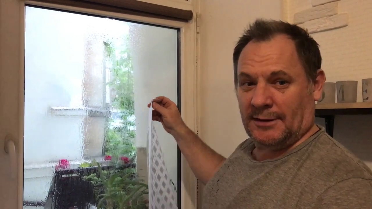 Клеим витражную пленку на стекло.