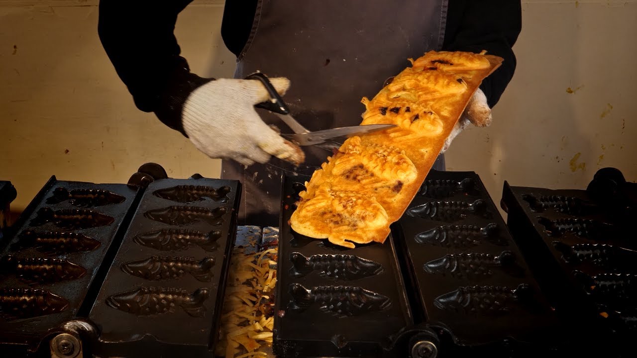 [Korean Street Food] Korean Street Food: Bungeoppang (Fish-Shaped Bun)