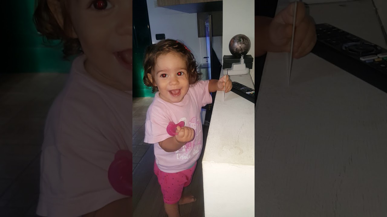 Bambina chiaccherona
