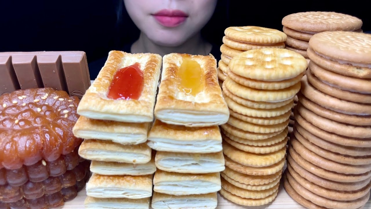 과자쌓아놓고먹기!! 크라운산도딸기.뽀또치즈타르트.후렌치파이.약과.킷캣🍪COOKIES. CHOCOLATE.DESSERT Mukbang🫠