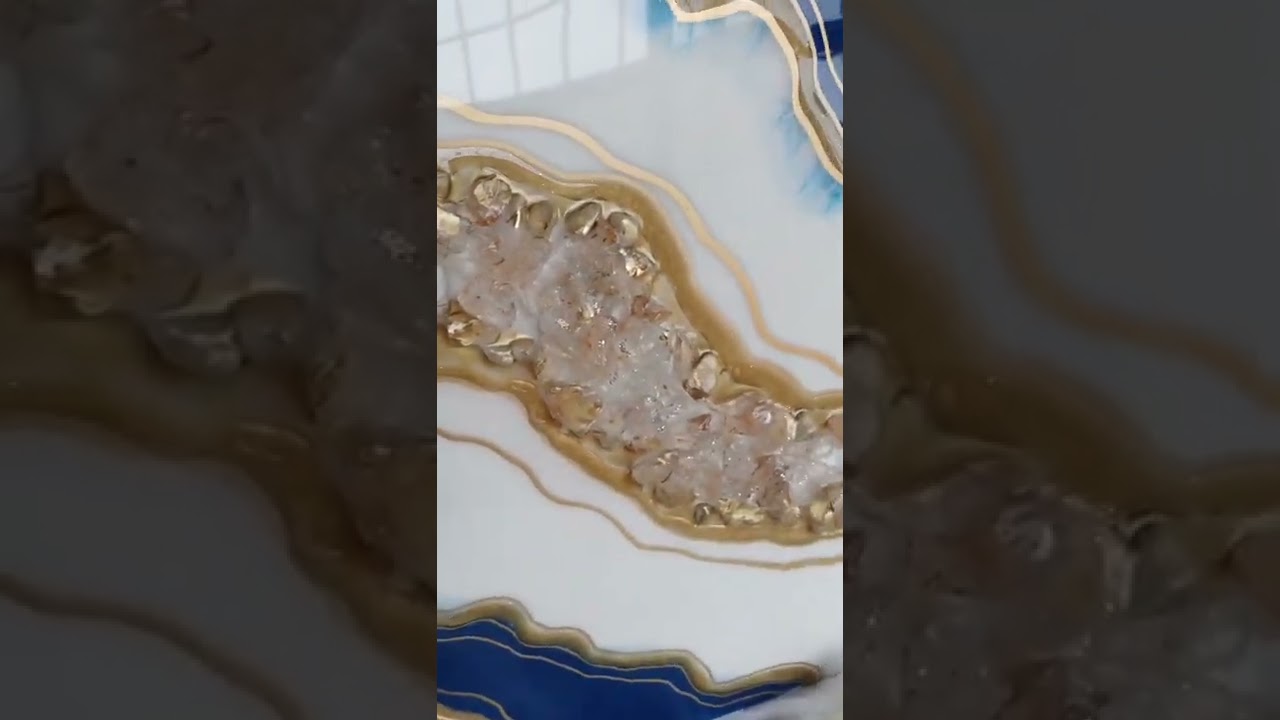 cuadros tipo geoda, hechos de resina epoxica y cuarzos.