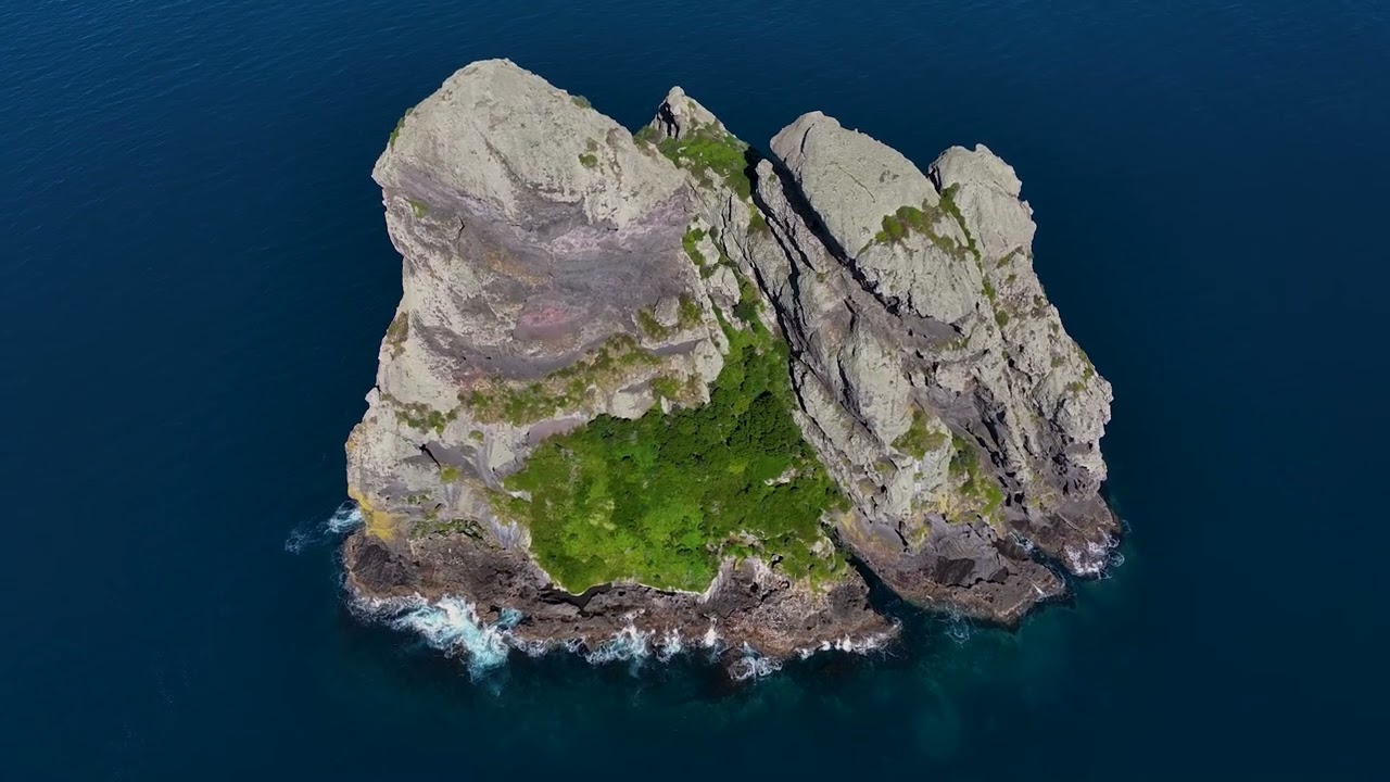 SAIL ROCK, NORTHLAND.  A QUICK BOAT RIDE FROM MANGAWHAI HEADS
