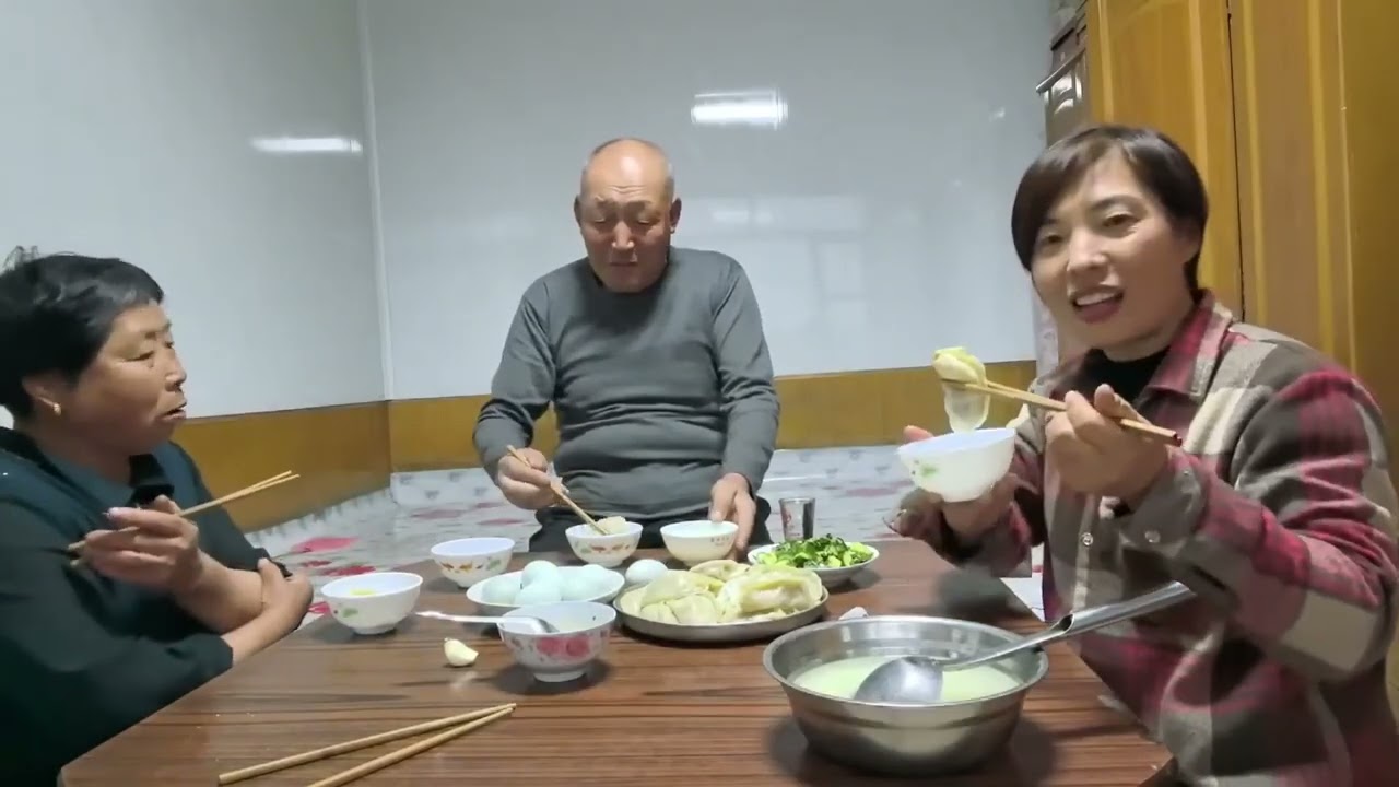 当老妈做的烫面蒸饺出锅时，围着爸妈吃饭就是最香的！牛肉萝卜馅，满满围炉之乐。