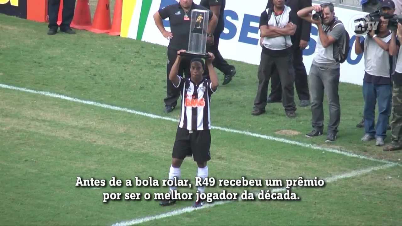 Ronaldinho emocionado leva a massa a loucura