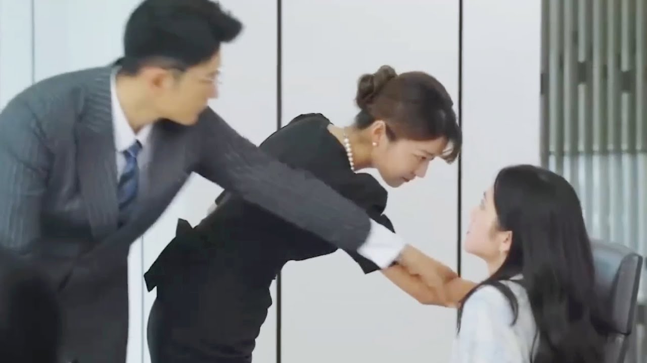 全集💥出軌丈夫拋棄懷孕妻子選擇小三，妻子果斷離婚霸氣回擊，華麗復仇讓他一無所有！💥ENG SUB【主妇的反击 Housewife's Counterattack】#最新電影#大陸電影#愛情電影