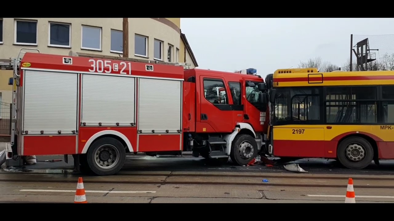 Wypadek na Przybyszewskiego w Łodzi. Wóz strażacki zderzył się z autobusem MPK