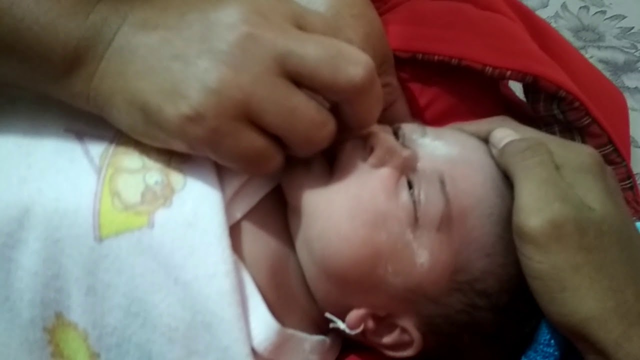 Tindik Telinga Bayi