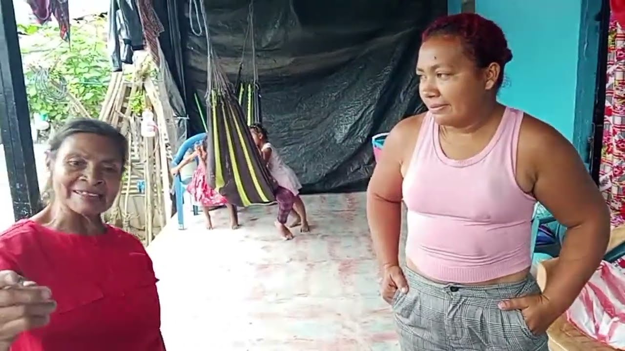 entregando provisión de parte de mí ermana soila alos aguelos