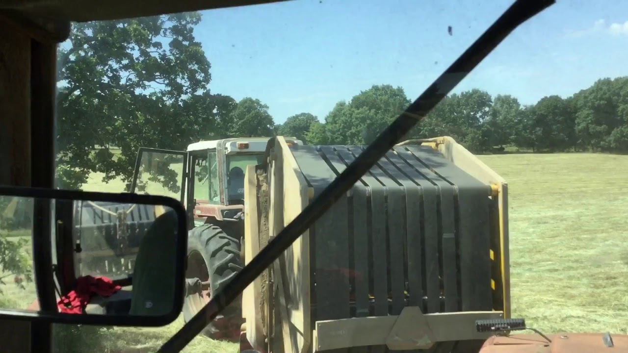 Hay baling with 1086IH and Vermeer 605F