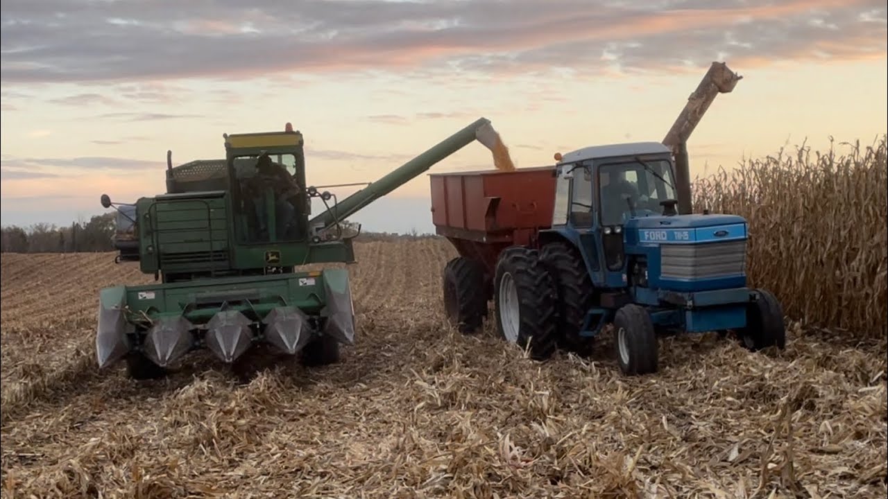 John Deere 4400 Combining The Last Field Of 2021￼