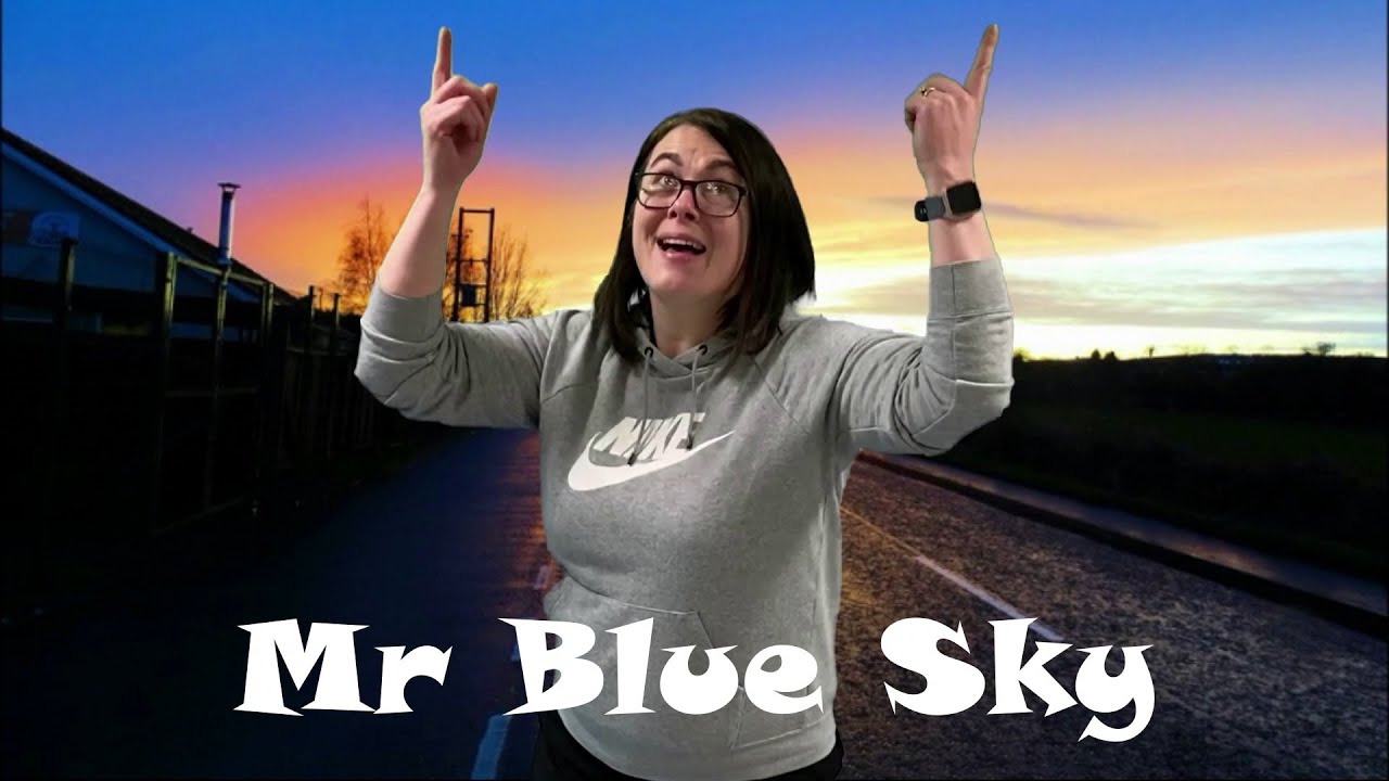 Staff Ysgol Hafod Lon yn arwyddo 'Mr Blue Sky'