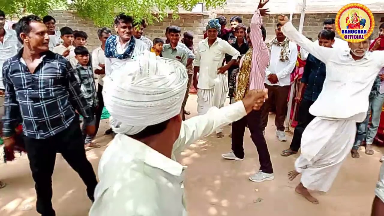 દેશી ઢોલના તાલે 40-50વર્ષ ના દાદાઓની મોજ દેશી ઢોલ ના તાલે દાદાઓનો બેશણી દાદાઓ દેશી ઢોલના તાલે ડાન્સ 