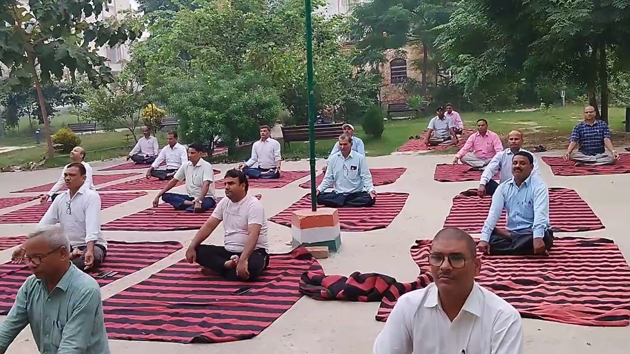 14.10.2024 को डायट छतौनी मोतिहारी में योगा प्रशिक्षण देते हुए रणजीत सर 1