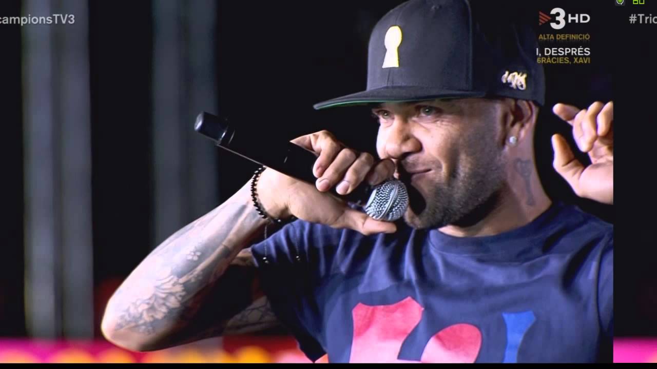 Alves se despide llorando del Barça en la celebración del triplete