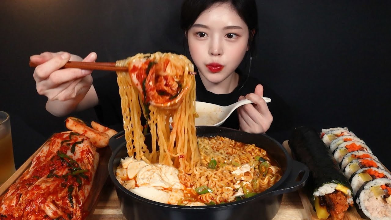 SUB)칼칼한 순두부열라면에 묵은지참치김밥 통김밥 먹방🍜 김장김치 총각김치까지 꿀조합 리얼사운드 Ramyeon Gimbap Kimchi Mukbang ASMR