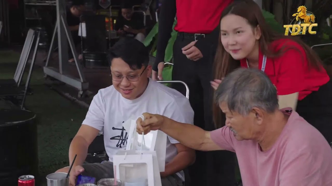 TDTC trao y&ecirc;u thương nhận nụ cười