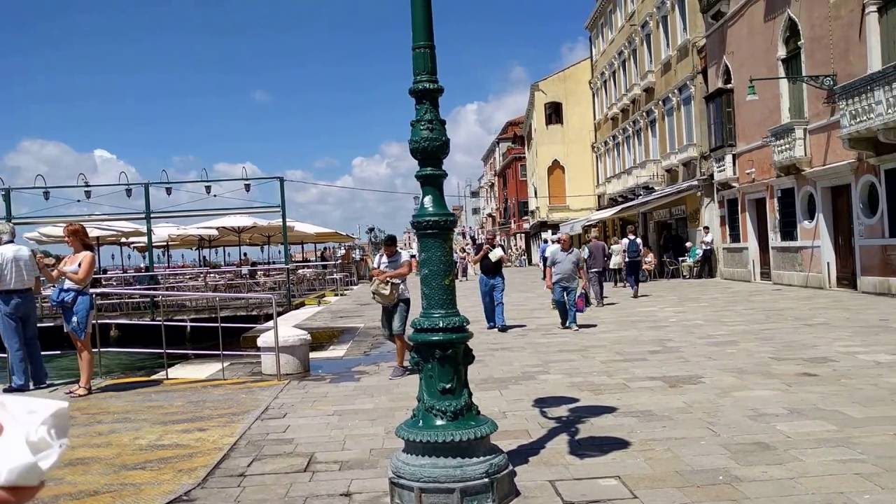 ZATTERE PROMENADE - Venice.