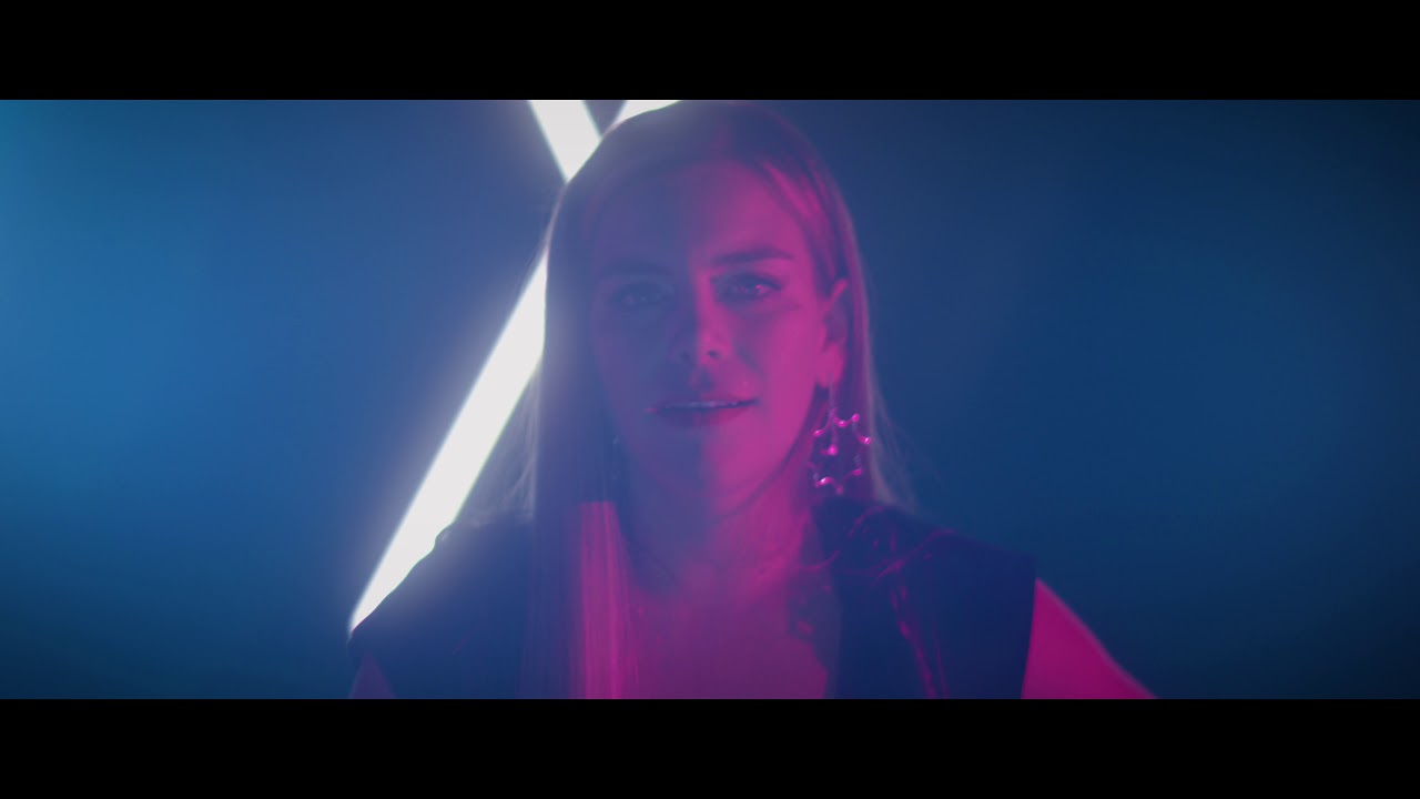 Mila Egred -  Sola Estoy Mejor (Official Video)